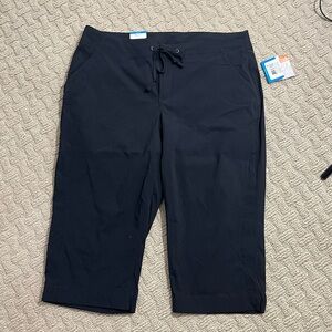 COLUMBIA Active Fit Black Capri Size 14 New!
